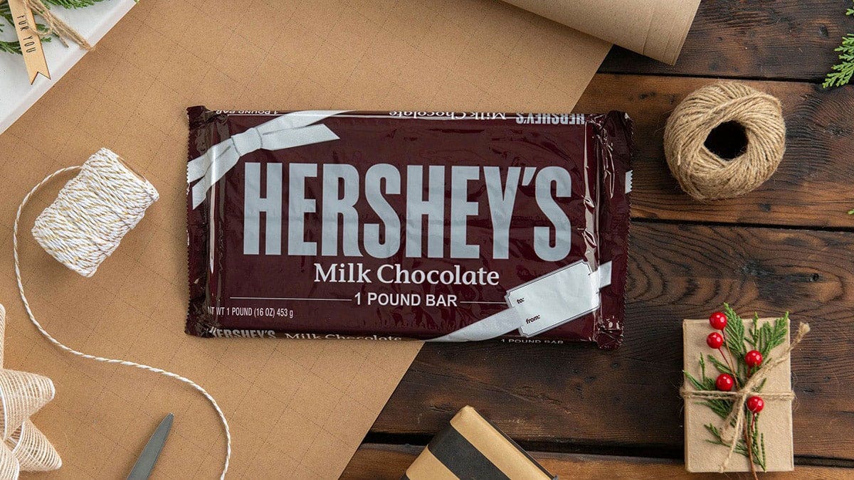 https://www.hersheyland.com/content/dam/hersheyland/en-us/blogs/blog-images/hershey-one-pound-bar-gift.jpg