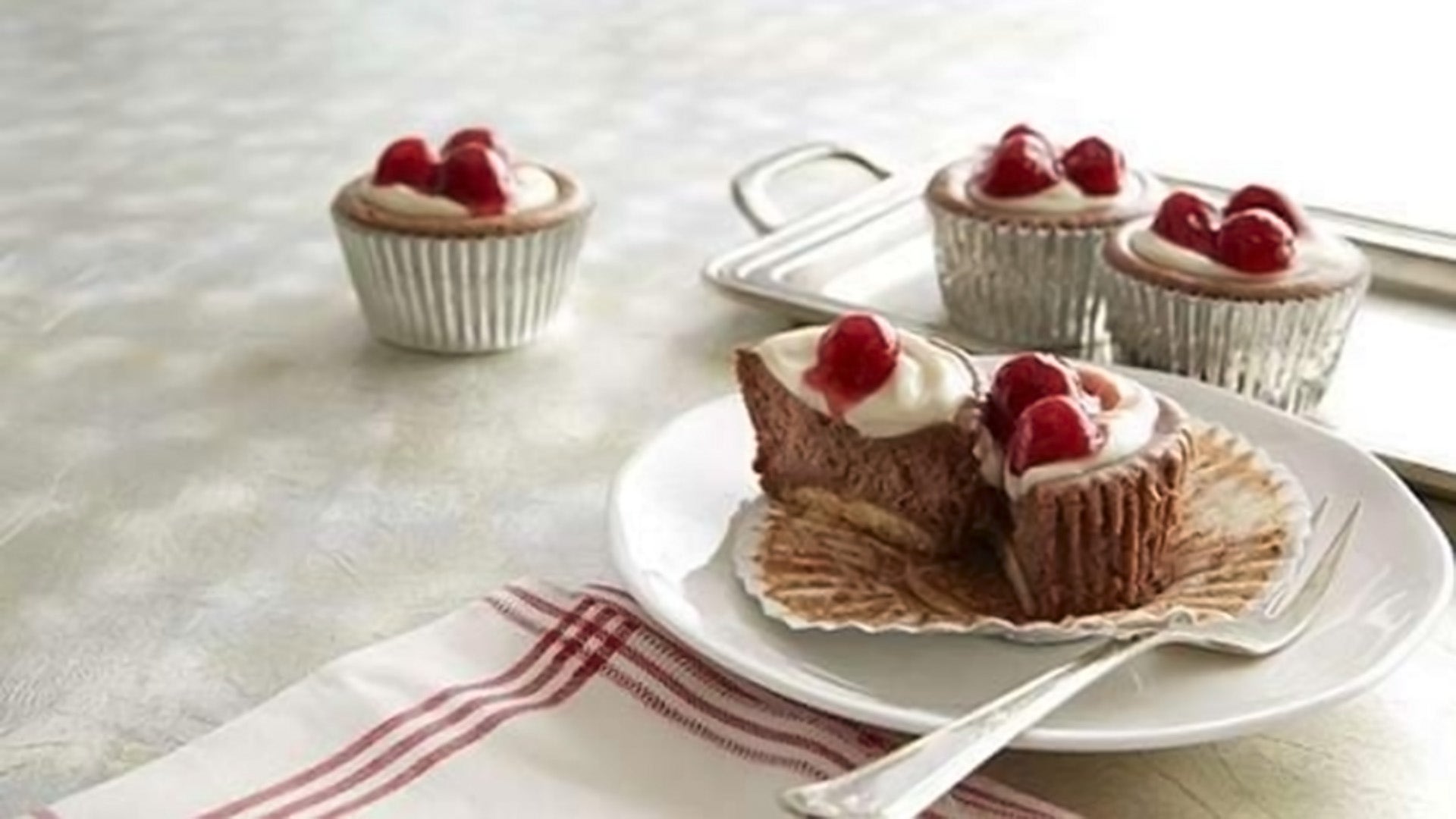 https://www.hersheyland.com/content/dam/hersheyland/en-us/recipes/recipe-images/500-black-forest-mini-cheesecakes.jpg