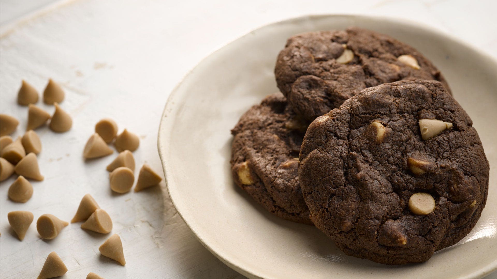 https://www.hersheyland.com/content/dam/hersheyland/en-us/recipes/recipe-images/67-sea-salt-caramel-chip-chocolate-cookies.jpg