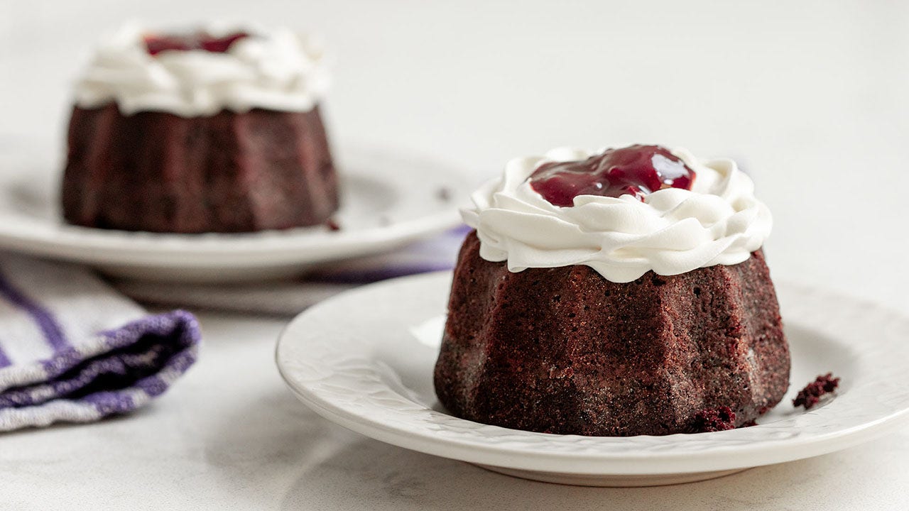 https://www.hersheyland.com/content/dam/hersheyland/en-us/recipes/recipe-images/875-black-forest-mini-bundt-cakes-hero.jpg